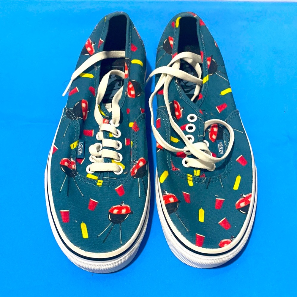 NEVER WORN Vans Solo cup edition. Perfect for spring/summer